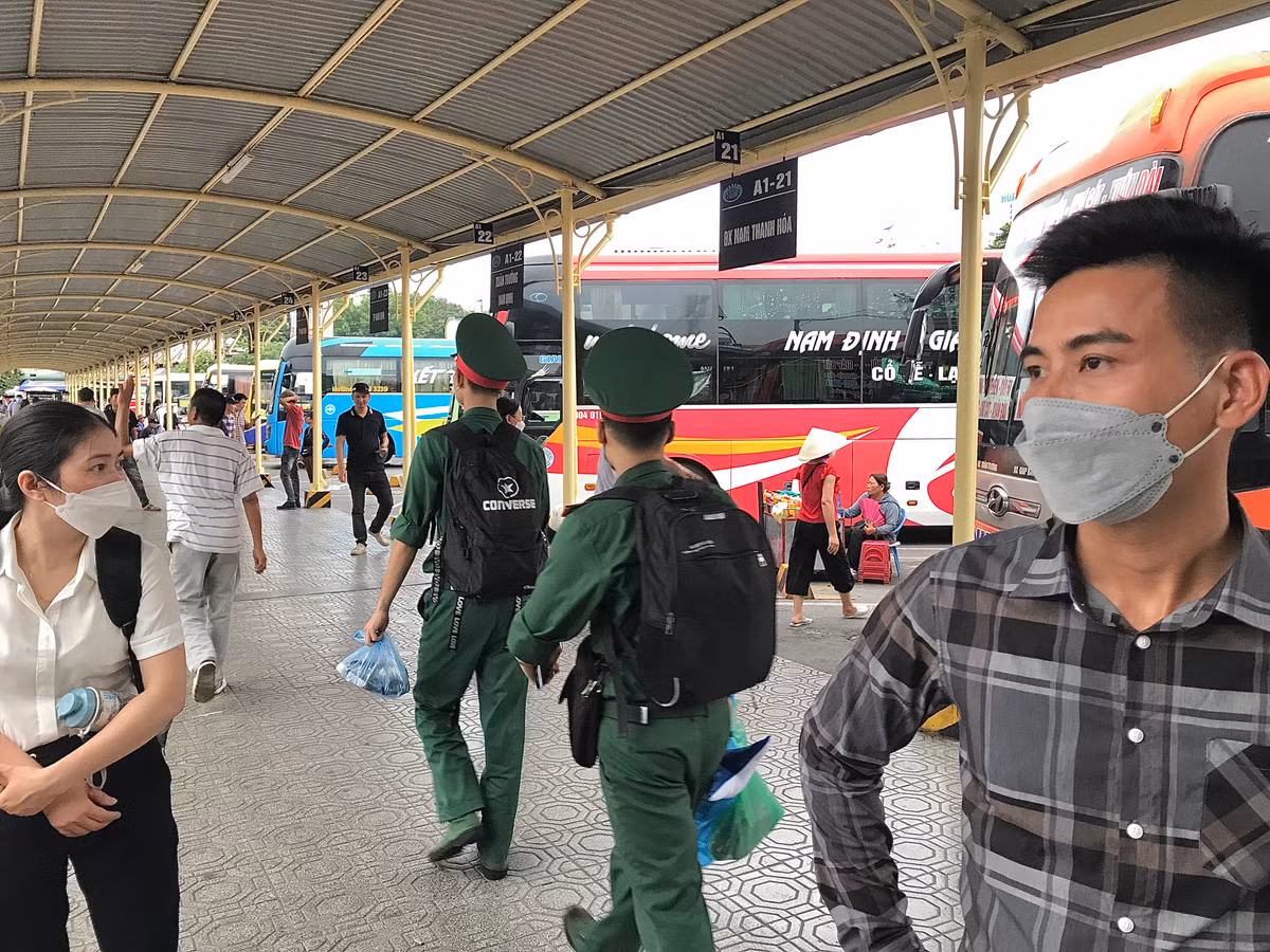 Lác đác hành khách về quê.