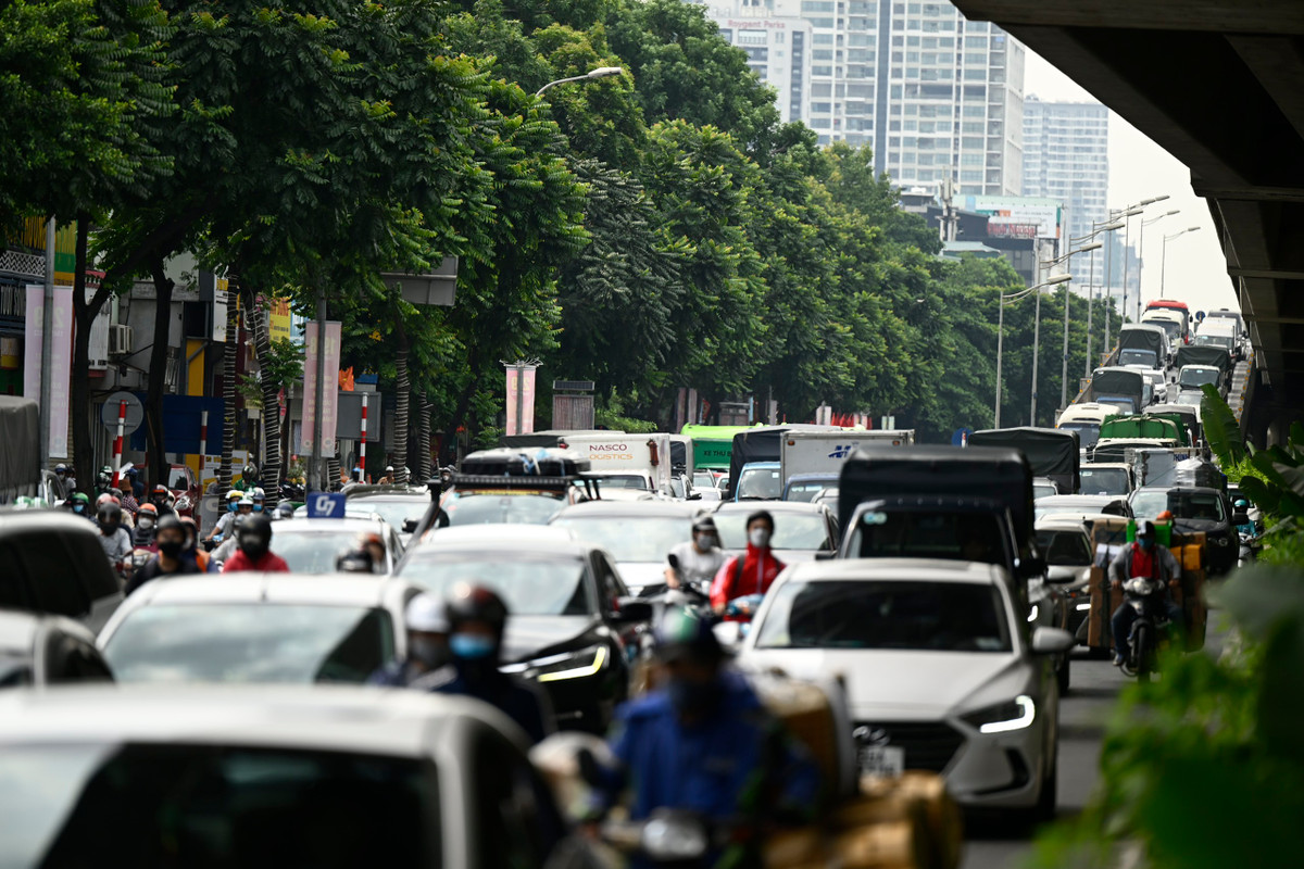 Những hàng xe máy, ô tô di chuyển rất khó khăn.