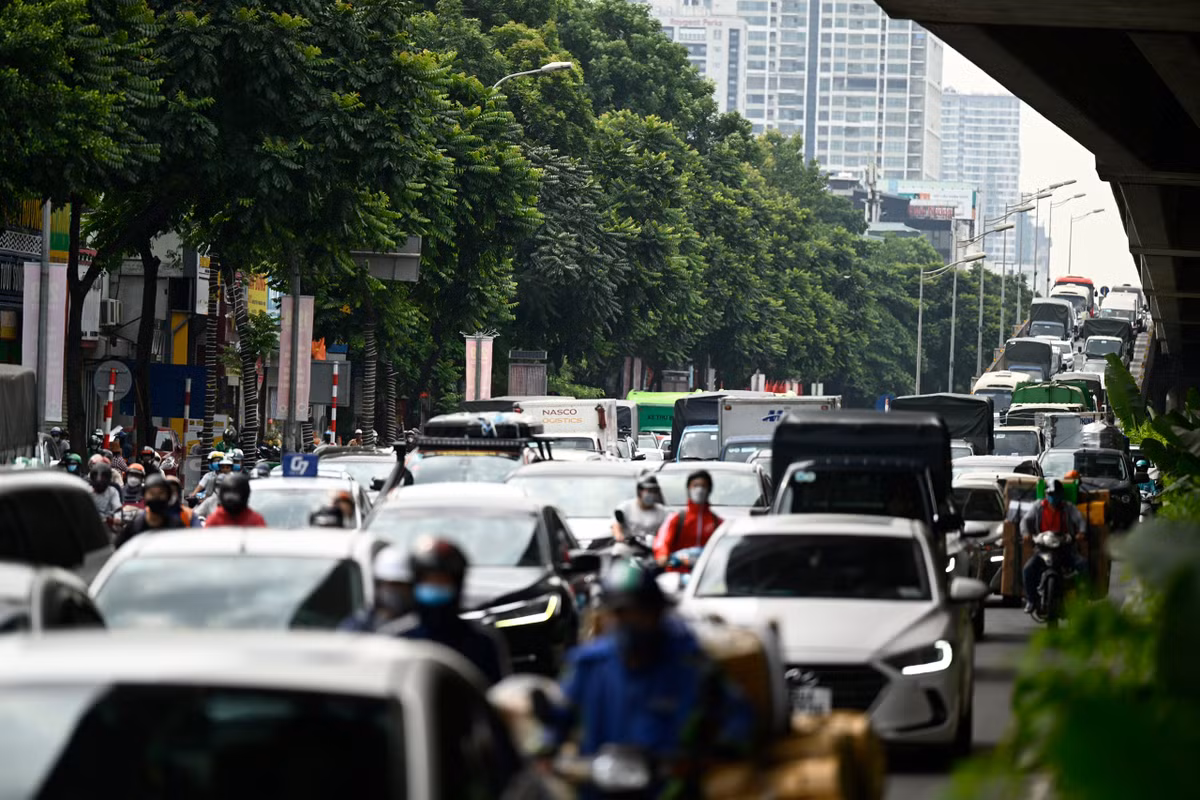 Những hàng xe máy, ô tô di chuyển rất khó khăn.