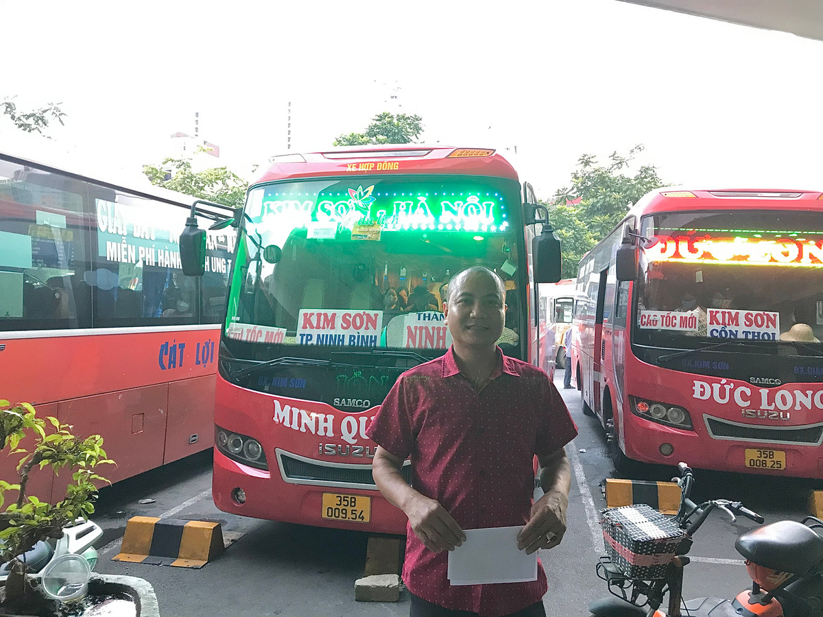Còn theo anh Lê Tiến Quang ( lái xe khách Hà Nội - Ninh Bình): "Lượng hành khách tại bến xe dịp nghỉ lễ 2/9 năm nay không đông như những năm trước. Nguyên nhân có thể do năm nay nghỉ lễ dài, mọi người không đi dồn vào 1 ngày mà sẽ dàn ra những hôm khác nữa".
