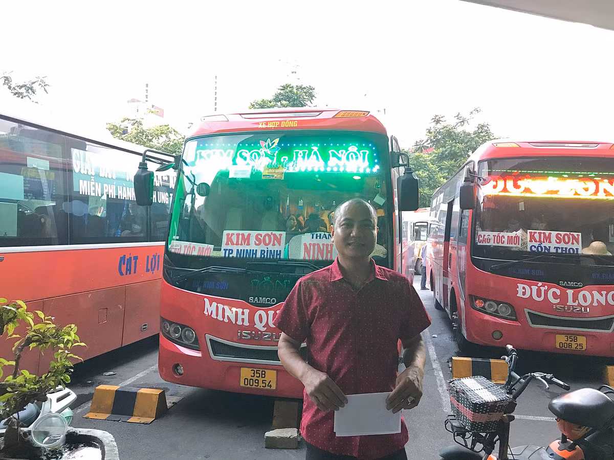 Còn theo anh Lê Tiến Quang ( lái xe khách Hà Nội - Ninh Bình): "Lượng hành khách tại bến xe dịp nghỉ lễ 2/9 năm nay không đông như những năm trước. Nguyên nhân có thể do năm nay nghỉ lễ dài, mọi người không đi dồn vào 1 ngày mà sẽ dàn ra những hôm khác nữa".