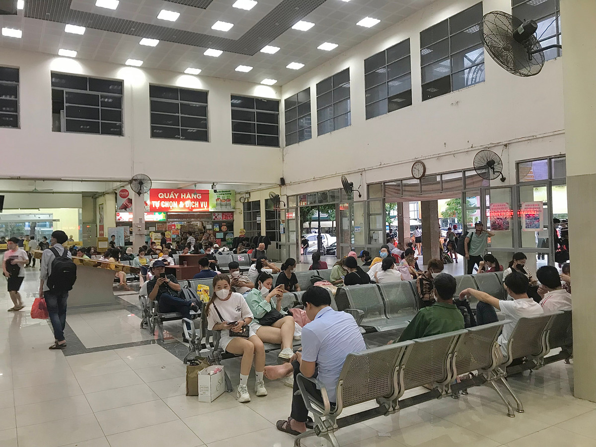 Bạn Lê Thị Linh thì chia sẻ: "Mình về Thanh Hoá, xuất phát từ bến xe Giáp Bát. Do không đặt được xe ghép nên mình đến bến xe để mua vé trực tiếp".
