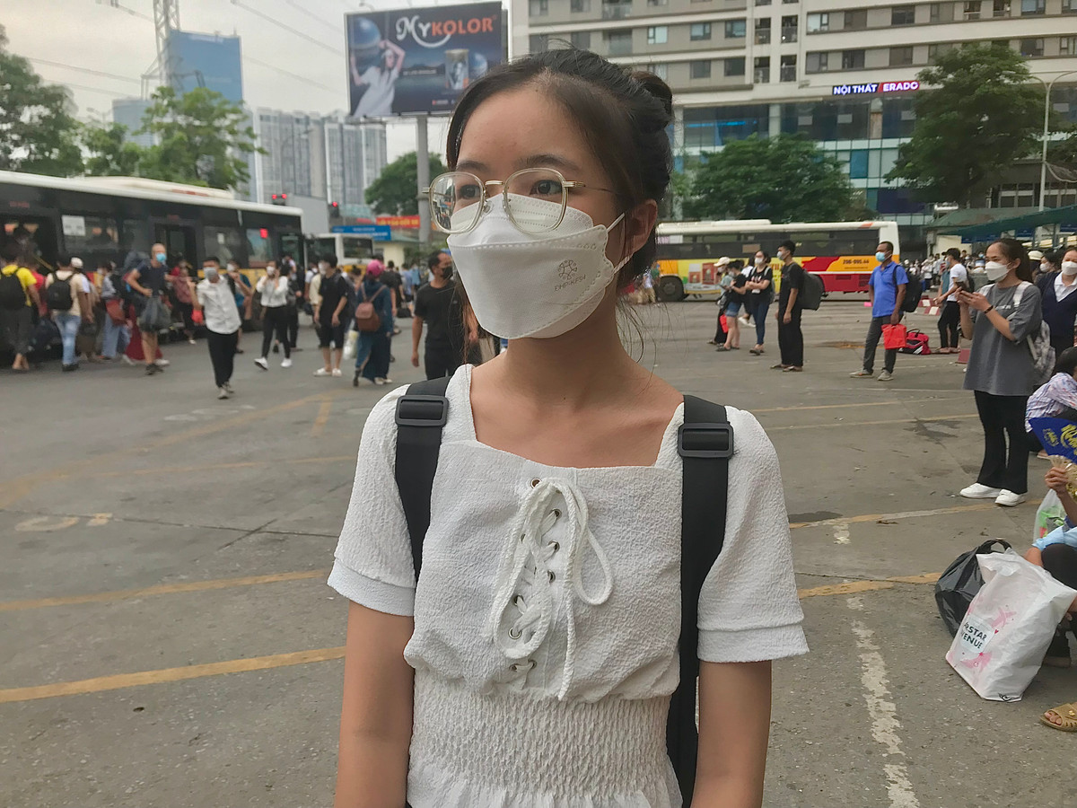 Bạn Trần Thanh Bình (SV năm 3 tại Học viện Báo chí và Tuyên truyền Hà Nội) chia sẻ : "Em bắt xe về quê ở Hà Nam để nghỉ lễ. Em không gặp khó khăn gì trong việc đặt mua vé xe, không cần phải mua trước mà cứ ra bến là có. Chỉ có đường ra bến xe thì rất tắc".