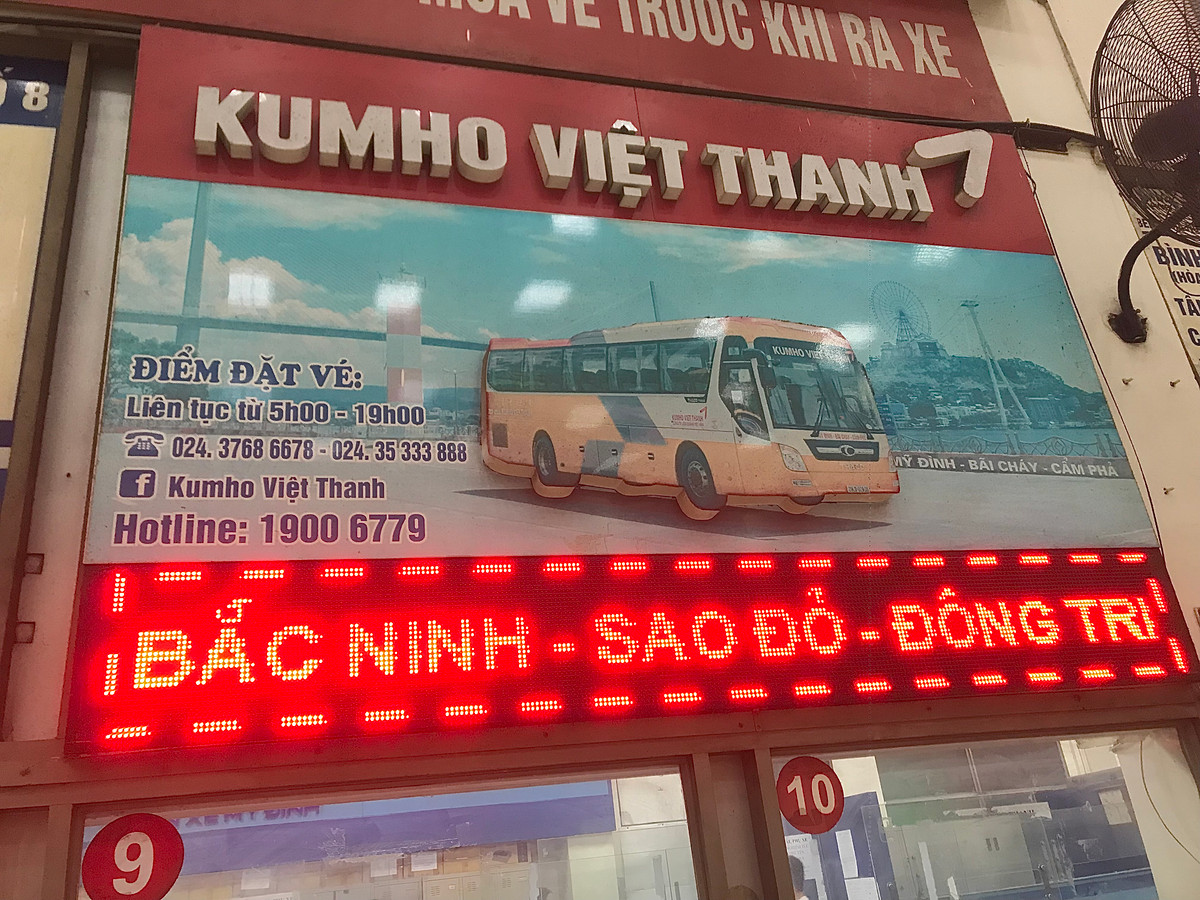 Nhân viên tại quầy bán vé nhà xe Kumho Việt Thanh cho hay:"Nhà xe sẽ chạy tăng cường chuyến phụ thuộc vào số lượng hành khách đặt trước vé. Hôm nay, số lượng hành khách về quê tăng gấp đôi so với ngày thường".