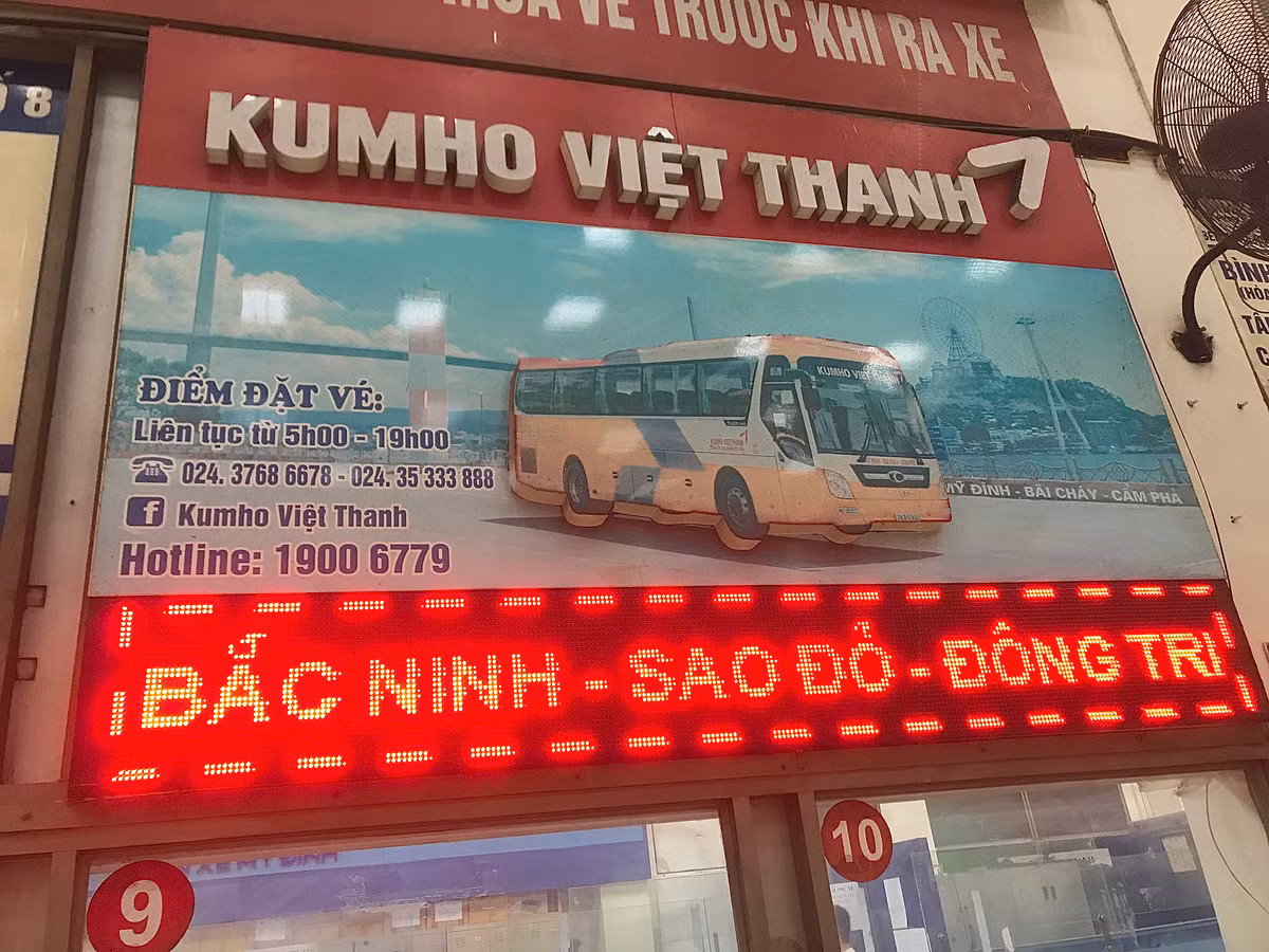 Nhân viên tại quầy bán vé nhà xe Kumho Việt Thanh cho hay:"Nhà xe sẽ chạy tăng cường chuyến phụ thuộc vào số lượng hành khách đặt trước vé. Hôm nay, số lượng hành khách về quê tăng gấp đôi so với ngày thường".