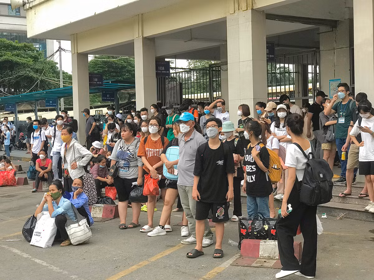 Tại bến xe Mỹ Đình, không xảy ra hiện tượng chen lấn xô đấy như mọi năm.