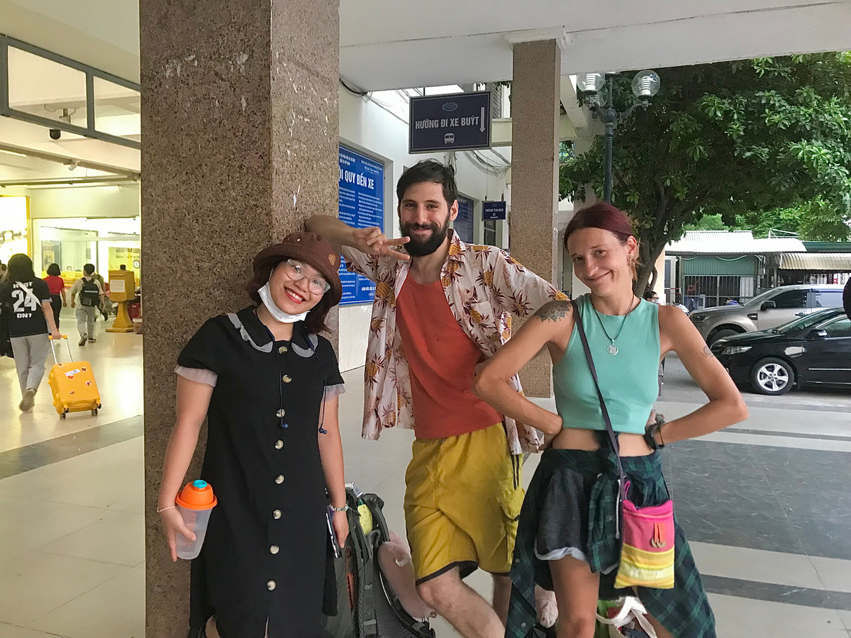 Bạn Khánh Ninh (24 tuổi, Hà Nội) đi du lịch Ba Bể cùng các bạn nhân dịp nghỉ lễ năm nay cho biết: " Ban đầu mình rất lo nghỉ lễ đông người về quê, bến xe quá tải, cháy vé, nên đã liên lạc bên nhà xe đặt vé trước 1 tuần nhưng người ta chỉ cho mua vé trước 1 ngày. Hiện tại mình đang đợi xe đến đón và không có gặp khó khăn gì trong việc mua vé".