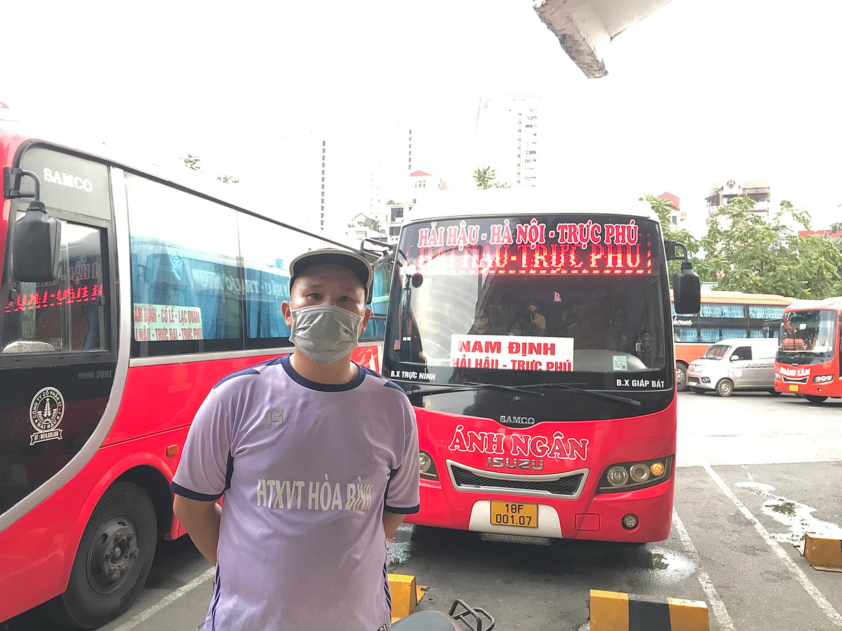Anh Nguyễn Việt Hải (35 tuổi, lái xe khách Hà Nội - Nam Đinh) chia sẻ: "Năm nay khách đến các bến xe lớn ít hơn các năm trước. Nguyên nhân họ chủ yếu đi xe ghép, bắt xe dọc đường. Chỉ những ai không đặt được xe mới ra bến xe thôi. Điều này ảnh hưởng khá lớn đến các nhà xe".