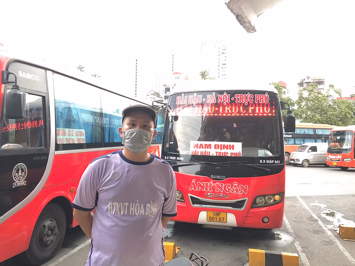 Anh Nguyễn Việt Hải (35 tuổi, lái xe khách Hà Nội - Nam Đinh) chia sẻ: "Năm nay khách đến các bến xe lớn ít hơn các năm trước. Nguyên nhân họ chủ yếu đi xe ghép, bắt xe dọc đường. Chỉ những ai không đặt được xe mới ra bến xe thôi. Điều này ảnh hưởng khá lớn đến các nhà xe".