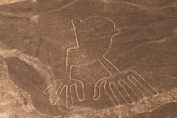  5. Những hình vẽ trên cao nguyên Nazca – Peru: Các nhà khoa học đã phát hiện trên sa mạc khô cằn rộng khoảng 500 km2 giữa hai thị trấn Nazca và Palpa ở Peru có tới hơn 300 bức vẽ hình các con vật như chim ruồi, khỉ, nhện, thằn lằn, mê trận...