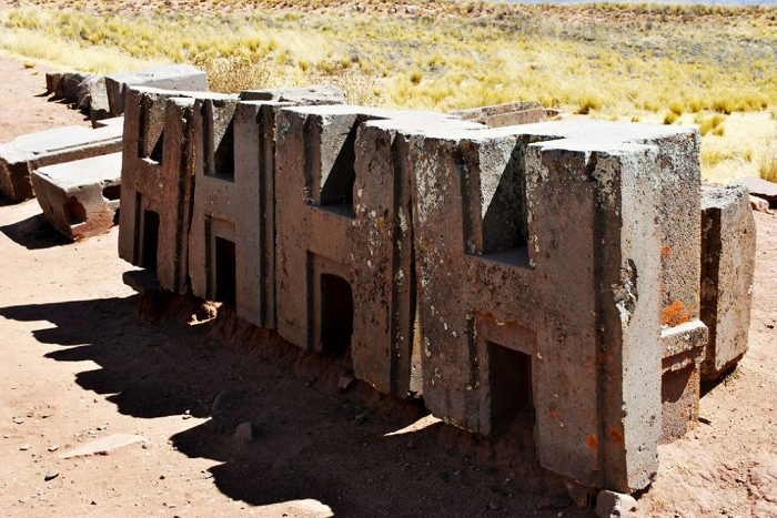  3. Puma Punku – công trình đáng nể hơn kim tự tháp Ai Cập: Puma Punku nằm ở Tiwanaku của Bolivia. Những phiến đá khổng lồ được điêu khắc tinh vi, vuông góc, bề mặt nhẵn mịn như những thanh gỗ lớn được bào kỹ lưỡng như thể chúng được tạo ra bởi máy móc hoặc thậm chí là thiết bị cắt bằng laser.