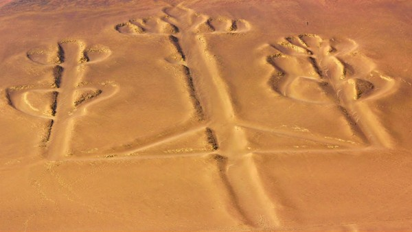 Các nhà khảo cổ học lại cho rằng chúng được tạo bởi một giáo phái cổ xưa với mục đích thực hiện các cuộc tế lễ, cầu xin thần linh ban nước cho vùng đất khô cằn này.