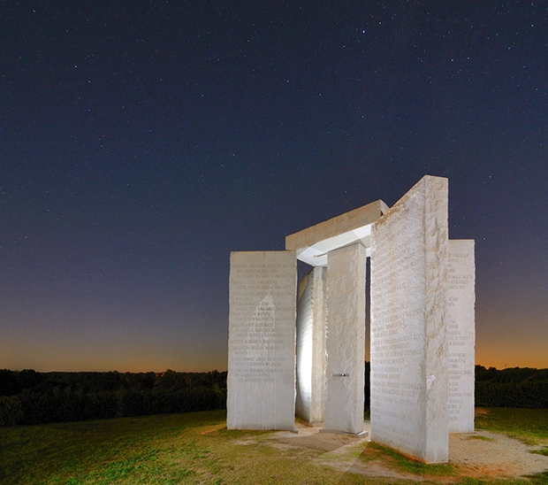  1. Những tảng đá soi đường ở Georgia: Công trình kiến trúc kỳ bí nhất nước Mỹ nằm ở phía đông bắc bang Georgie, trong 1 vùng đất hoang vắng. Đó là 5 khối đá khổng lồ bóng loáng, tạo thành hình ngôi sao, vươn cao sừng sững lên trời. 