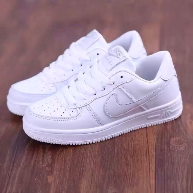  1. Giày Nike Air: Một trong những phát minh của NASA hàng ngày chúng ta vẫn sử dụng mà không hay biết là giày Nike Air. Đôi giày thể thao này là sản phẩm chứa đựng tới hai cải tiến của NASA.