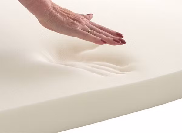 Vật liệu này được phát triển bởi kỹ sư hàng ko Charles Yost do NASA tài trợ và ban sơ được sử dụng để tạo ra những chiếc ghế phi cơ mang thể hấp thụ va chạm tốt hơn cho những phi công trong nhiều thử nghiệm.