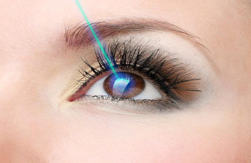  6. Phẫu thuật LASIK: Trong một nỗ lực để xác định việc thiếu trọng lực tác động tới chuyển động của mắt như thế nào, NASA đã tiến hành một loạt thí nghiệm trên Trạm Vũ trụ Quốc tế vào giữa những năm 2000. 