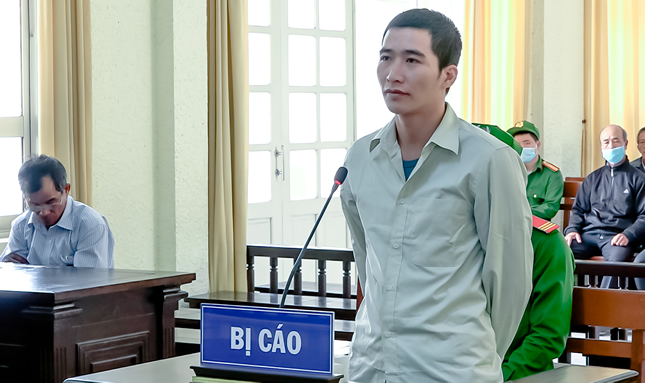  Nụ cười ám ảnh của kẻ sát nhân bị tuyên án tử: Nguyễn Quang Thoại (27 tuổi, trú tại Thôn 7, xã Gia Hiệp, huyện Di Linh) đột nhập vào nhà ông Hà Minh Ngọc với mục đích trộm cắp tài sản. Bị phát hiện, Thoại đã giết chết vợ ông Ngọc. Sáng 23/8/2020, Thoại bị CA H.Di Linh và Công an xã Gia Hiệp bắt. Sáng 20/4/2021, khi nghe Tòa tuyên án tử, Thoại quay lại nhìn cha và nhoẻn miệng cười.