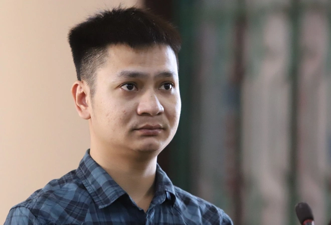  Thanh niên bật khóc khi bị tuyên án tử: Lê Đình Tú (30 tuổi, Tân Kỳ, Nghệ An) được thuê vận chuyển gần 8 kg ma tuý đá (thù lao 30 triệu tiền công). Ngày 15/3/2022, Tú bị CA Hà Tĩnh bắt. Sáng 31/8/2022, Tú bật khóc khi HĐXX tuyên án tử hình. Những giọt nước mắt ân hận giờ đã muộn màng.