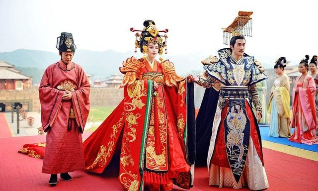 Mặt khác, vào thời cổ đại, có không ít các cuộc hôn nhân đến từ mục đích giao hảo, làm thân. Con gái của các dân tộc thiểu số tiến cung, trở thành phi tử của hoàng thượng.