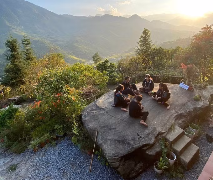 Một góc homestay La Beauté của người dân ở Sa Pa. Homestay này nằm ở xã Sử Pán (Sa Pa, Lào Cai) gần đường tỉnh lộ 152. Sinh sống ở đây chủ yếu là người Mông đen và người Dao đỏ nằm cheo leo trên sườn núi, nhìn xuống thung lũng Mường Hoa.