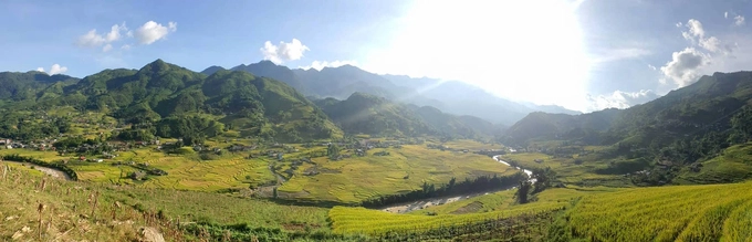 Một góc nhìn toàn cảnh vào buổi sớm nơi canh tác của bà con dân tộc thiểu số sinh sống gần suối Mường Hoa (Sa Pa, Lào Cai).