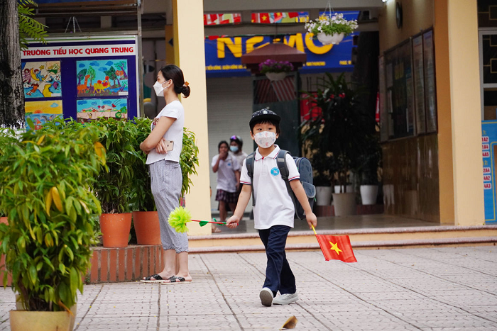 Sau 2 năm khai giảng trực tuyến do dịch bệnh, năm nay, các trường đều chú trọng xây dựng chương trình đặc biệt đón học sinh tựu trường, đánh dấu năm học bình thường mới với không khí vui tươi, phấn khởi của Ngày hội toàn dân đưa trẻ đến trường.