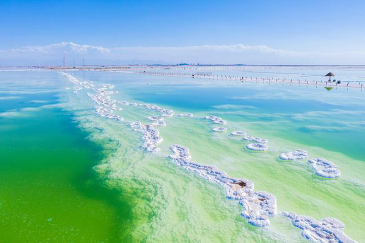  Hồ muối Chaerhan được ví là kho báu quốc gia, nằm cách thành phố Golmud, tỉnh Thanh Hải, tây bắc Trung Quốc 60 km. (Ảnh: Arttimes). 