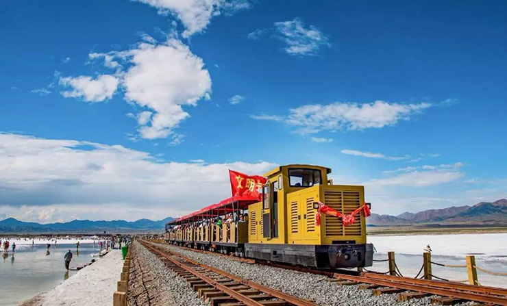 Đó là lý do tại sao người ta có thể xây dựng nhà cửa, nhà máy sản xuất phân kali, tuyến đường sắt Thanh Hải - Tây Tạng đều được xây dựng trên hồ muối Chaerhan này. (Ảnh: Arttimes)