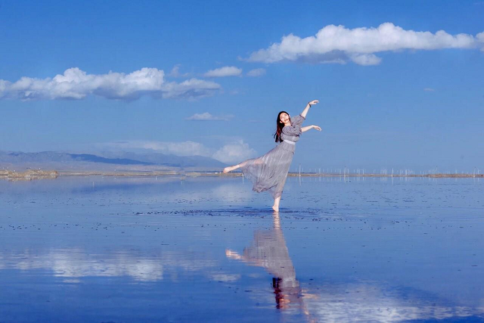 Điều này là do hàm lượng muối bên trong hồ rất lớn, tạo nên hiệu ứng tuyệt đẹp này. (Ảnh: viettravel)