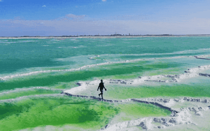 Để tránh cho kho báu tự nhiên này bị phá hoại bởi những kẻ xấu và bị khai thác bừa bãi, chính phủ Trung Quốc đã cử quân đội đến canh giữ 24/24 giờ. (Ảnh: Tổ quốc)