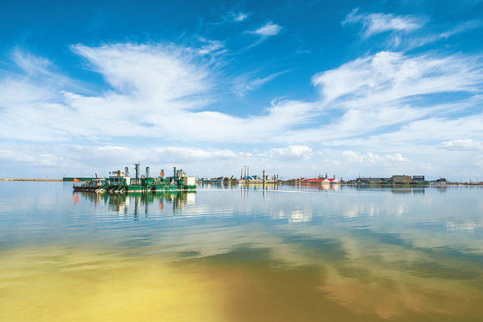 Không chỉ là một nơi có cảnh đẹp như chốn thần tiên, hồ muối Chaerhan còn tạo nên một nền công nghiệp sản xuất phân kali với quy mô lớn. (Ảnh: Arttimes) 