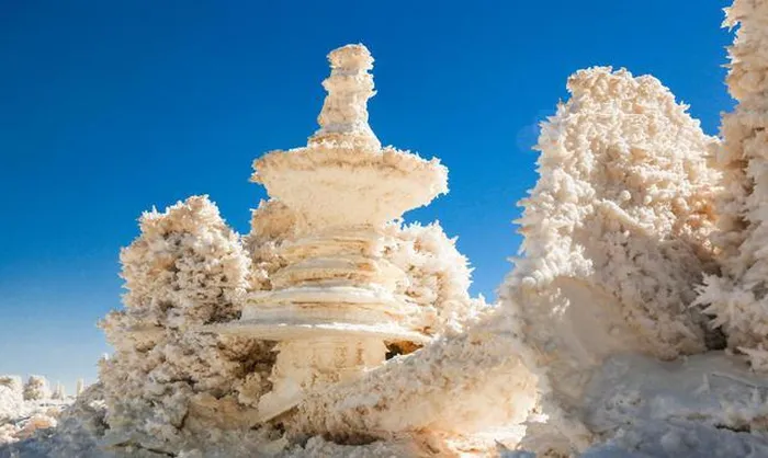 Hồ Chaerhan không chỉ nhìn bên ngoài rất đẹp, trong vắt mà còn có những cây cầu muối và những bông hoa muối có hình dáng kỳ lạ. Điều này khiến nơi đây trở thành kỳ quan độc nhất vô nhị trên thế giới. (Ảnh: Baidu) 