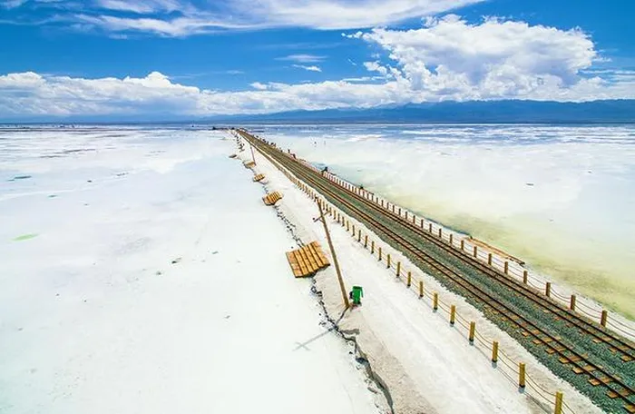 Lớp muối này dày tới 15-18m, tạo thành một cây cầu muối tự nhiên có tổng chiều dài 32km. Con đường băng qua cây cầu này khiến ai cũng mê mẩn bởi phong cảnh xung quanh cực kỳ đẹp. (Ảnh: Baidu)