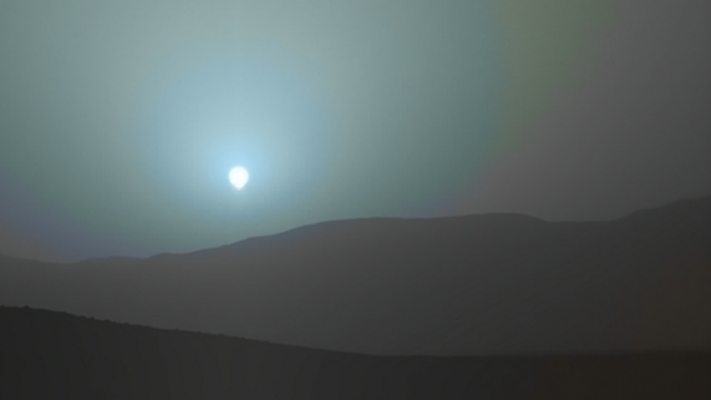 Vào ban ngày, bầu trời sao Hỏa có màu đỏ, trong khi hoàng hôn có màu xanh. Khi mặt trời lặn trên sao Hỏa, ánh sáng đỏ từ mặt trời bị lọc ra và ánh sáng xanh bị phân tán, làm cho hoàng hôn có màu xanh.