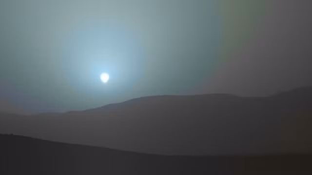 Vào ban ngày, bầu trời sao Hỏa có màu đỏ, trong khi hoàng hôn có màu xanh. Khi mặt trời lặn trên sao Hỏa, ánh sáng đỏ từ mặt trời bị lọc ra và ánh sáng xanh bị phân tán, làm cho hoàng hôn có màu xanh.