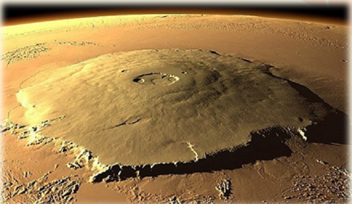 Núi lửa Olympus Mons ở sao Hỏa chính là ngọn núi cao nhất hệ Mặt Trời của chúng ta. Với độ cao 24 km, ngọn núi này có chiều cao gấp 3 lần Everest.