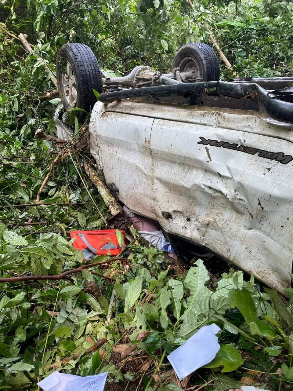  Xe bán tải lao xuống vực sâu, 3 người thương vong: Trưa 21/9, tại Km136+220, Quốc lộ 6 thuộc địa phận xã Đồng Tâm, huyện Mai Châu, tỉnh Hòa Bình, xe ôtô bán tải mang BKS 29C-498.07 do tài xế N.V.T. (SN 1992, ngụ huyện Phúc Thọ, TP Hà Nội) điều khiển hướng Hà Nội - Sơn La. Trên xe chở 2 người là anh B.C.T. (SN 1992, ngụ huyện Mỹ Đức, Hà Nội) và anh T.D.P. (ngụ quận Hoàn Kiếm, Hà Nội). Khi lưu thông tới Km136+220, Quốc lộ 6, chiếc xe đã tự lao xuống taluy âm, sâu khoảng hơn 50 m. Hậu quả, anh T.D.P. tử vong tại chỗ, 2 người còn lại bị thương nặng được đưa tới bệnh viện cấp cứu.