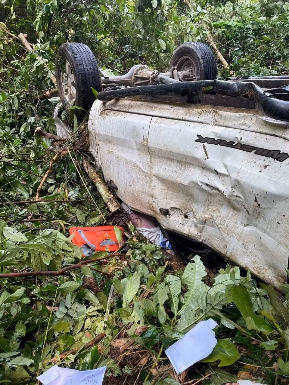  Xe bán tải lao xuống vực sâu, 3 người thương vong: Trưa 21/9, tại Km136+220, Quốc lộ 6 thuộc địa phận xã Đồng Tâm, huyện Mai Châu, tỉnh Hòa Bình, xe ôtô bán tải mang BKS 29C-498.07 do tài xế N.V.T. (SN 1992, ngụ huyện Phúc Thọ, TP Hà Nội) điều khiển hướng Hà Nội - Sơn La. Trên xe chở 2 người là anh B.C.T. (SN 1992, ngụ huyện Mỹ Đức, Hà Nội) và anh T.D.P. (ngụ quận Hoàn Kiếm, Hà Nội). Khi lưu thông tới Km136+220, Quốc lộ 6, chiếc xe đã tự lao xuống taluy âm, sâu khoảng hơn 50 m. Hậu quả, anh T.D.P. tử vong tại chỗ, 2 người còn lại bị thương nặng được đưa tới bệnh viện cấp cứu.