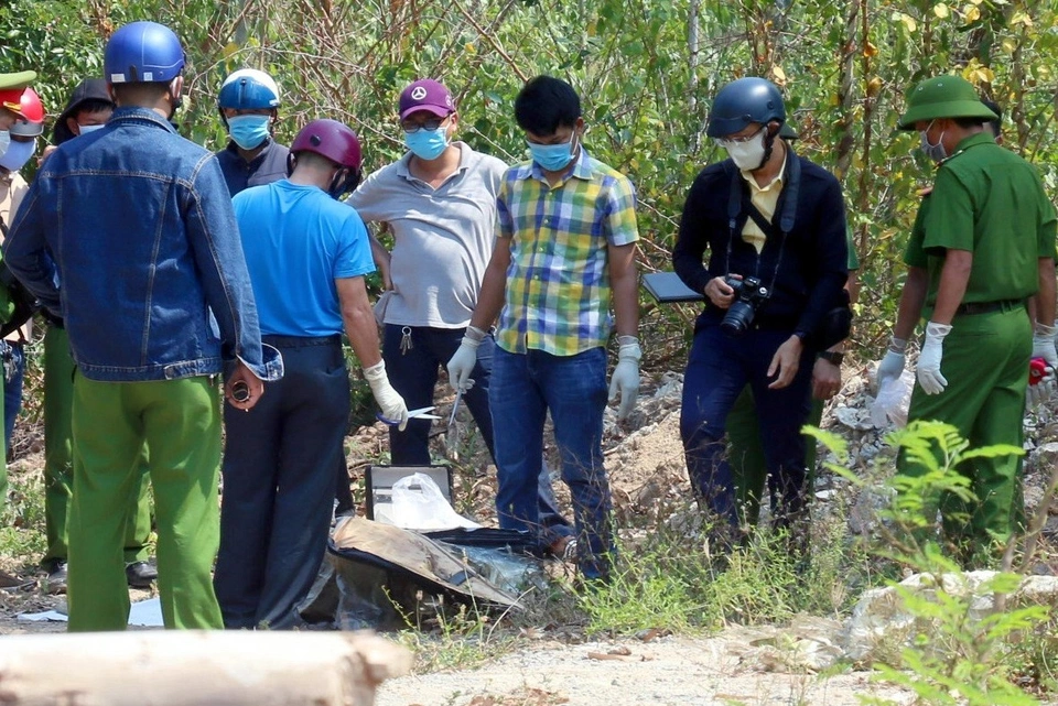  Phát hiện thi thể nam giới trong bao tải ven đường: Ngày 21/9, Công an xã Sơn Thái, huyện Khánh Vĩnh, tỉnh Khánh Hoà cho biết, người dân phát hiện một bao tải có mùi hôi thối nằm bên vệ đường quốc lộ 27C, thuộc thôn Bố Lang bên trong có chứa thi thể. Công an xác định người tử vong là nam giới, cao khoảng 1,6 m, thời gian tử vong khoảng 7 ngày trở lên. Khi được phát hiện, người này không mặc áo, chỉ có quần thun dài màu xanh đen có 3 sọc màu xanh da trời, không giấy tờ tùy thân. Hiện vụ việc đang được cơ quan chức năng điều tra, làm rõ.