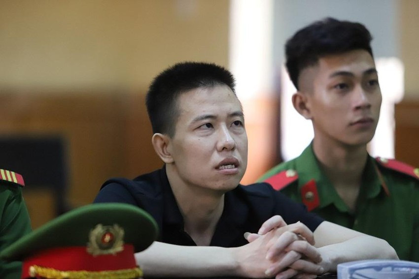  Vận chuyển 12 bánh heroin, người đàn ông bị tuyên án tử hình: Ngày 21/9, TAND tỉnh Hà Tĩnh xử sơ thẩm, tuyên án tử hình đối với Trần Hồng Lĩnh (30 tuổi, trú ở huyện Kỳ Anh, Hà Tĩnh) về tội vận chuyển trái phép chất ma túy. Theo cáo trạng, sáng 14/11/2021, Lĩnh được một người đàn ông tên Toàn thuê lên khu vực biên giới Hương Sơn vận chuyển một túi đựng ma túy. Trong lúc Lĩnh đang vận chuyển hàng trên quốc lộ 8A đoạn qua huyện Hương Sơn thì bị cảnh sát kiểm tra xe máy, Lĩnh định tăng ga tẩu thoát song đã bị lực lượng chức năng vây bắt. Qua kiểm tra, lực lượng chức năng xác định trên xe của Lĩnh có túi màu đen đựng gần 12 bánh heroin. Tại Toà, Lĩnh khai nhận rằng mình bị mắc bệnh ung thư nên vận chuyển thuê ma túy để lấy tiền đi chữa bệnh.