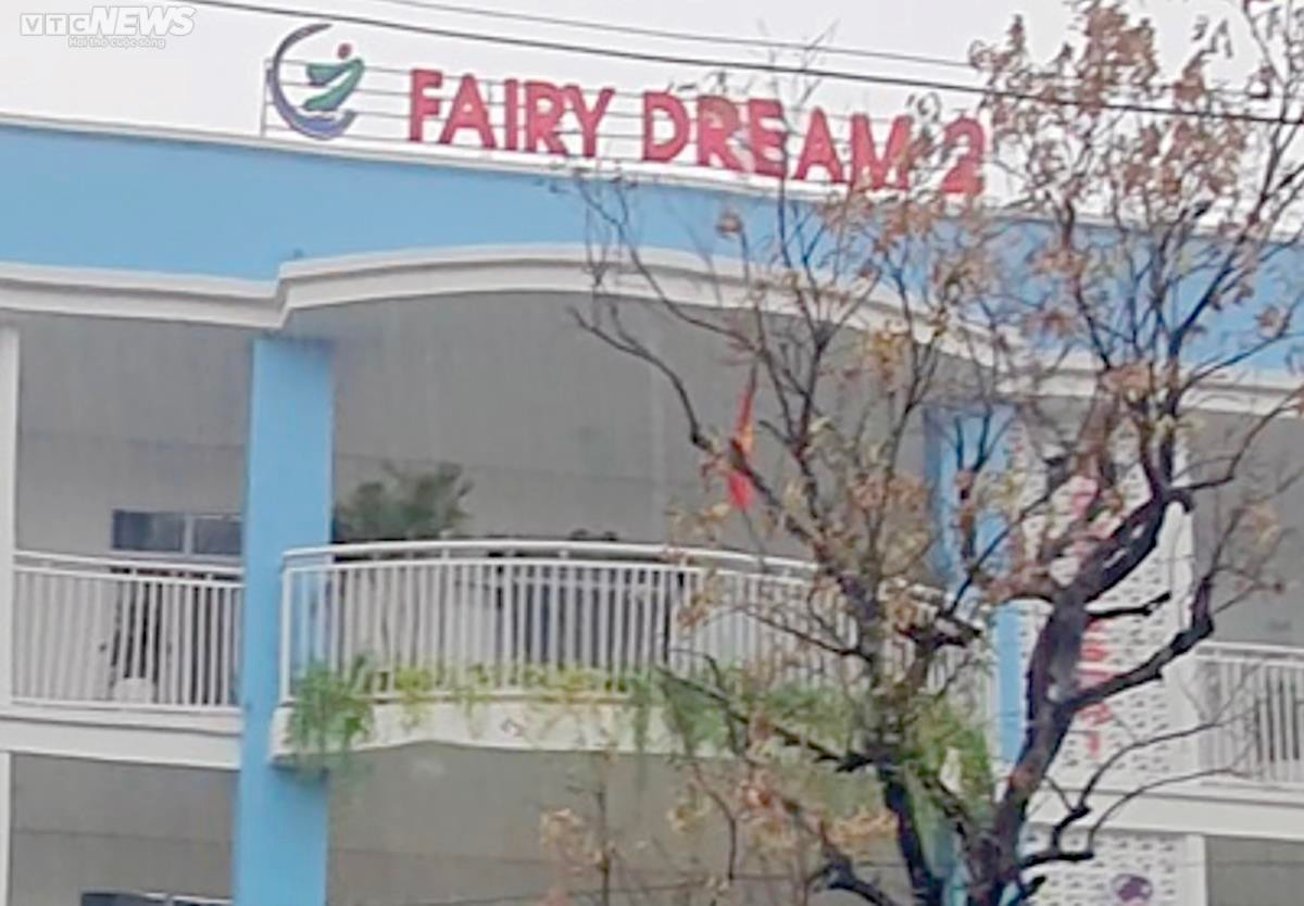  Cô giáo mầm non ở Thái Bình lấy gai bưởi châm vào lưng, tay học sinh: Trưa 21/9, lãnh đạo Công an TP Thái Bình cho biết, đơn vị giao cho đội nghiệp vụ vào cuộc xác minh làm rõ sự việc cô giáo dùng vật nhọn châm vào cơ thể học sinh. Sự việc xảy ra tại trường Mầm non tư thục Fairy Dream 2, phường Kỳ Bá, TP Thái Bình. Theo đó, sau hoạt động ngoại khóa buổi sáng giữa tuần trước tại sân trường Mầm non tư thục Fairy Dream 2, cô giáo Tr. đi vào lớp học sinh 4 tuổi và cầm theo cành bưởi có gai. Thấy một số học sinh mất trật tự, nữ giáo viên này liền cầm gai bưởi châm vào tay một học sinh và lưng một học sinh khác.