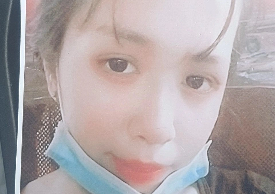  Cô bé 13 tuổi lên xe máy đi theo người lạ nhiều ngày chưa về nhà: Ngày 21/9, anh Trương Văn Tuấn Lớn (44 tuổi, ngụ TP Thủ Đức) cho biết gia đình đang tìm kiếm cháu Trương Thị Tuyết Mai (13 tuổi) mất tích 4 ngày nay. Được biết, tối 17/9, trong lúc phụ mẹ bán hàng tại chợ đầu mối nông sản Thủ Đức (TP Thủ Đức), Tuyết Mai nói với mẹ là đi vệ sinh nhưng lại đi bộ ra khu vực gần chợ, gặp và trò chuyện với một người đàn ông lạ mặt. Sau đó, cô bé lên xe máy của người này và di chuyển hướng Bình Chiểu về Bình Dương. Hiện, gia đình anh Lớn đã trình báo lên công an TP Thủ Đức.