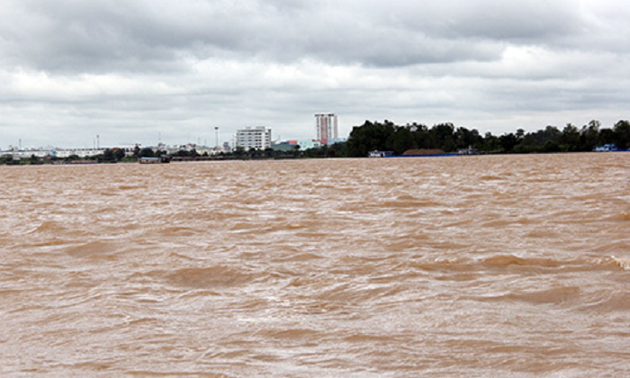  Trà Vinh: Phát hiện 2 chị em đuối nước thương tâm: Ngày 6/9, Công an huyện Trà Cú, tỉnh Trà Vinh đang điều tra làm rõ nguyên nhân hai chị em ruột tử vong ở mương nước gần nhà thuộc xã Lưu Nghiệp Anh. Ngày 5/9, sau khi dự khai giảng về hai chị em hai em DH (7 tuổi) và VH (5 tuổi) cùng chơi với nhau. Đến chiều cùng ngày, khi phụ huynh đi làm về thì không thấy hai con đâu nên trình báo công an. Đến đến sáng 6/9 lực lượng chức năng phát hiện thi thể hai em nổi ở mương nước gần nhà.