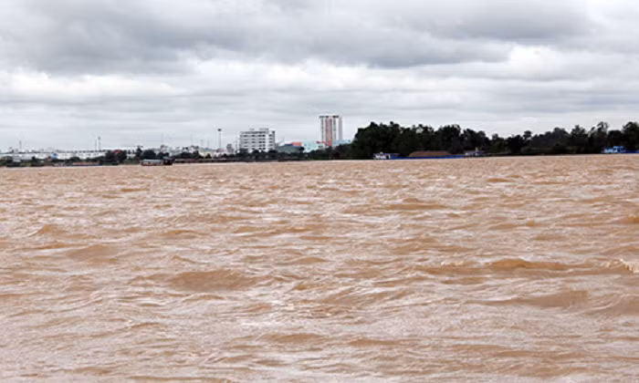  Trà Vinh: Phát hiện 2 chị em đuối nước thương tâm: Ngày 6/9, Công an huyện Trà Cú, tỉnh Trà Vinh đang điều tra làm rõ nguyên nhân hai chị em ruột tử vong ở mương nước gần nhà thuộc xã Lưu Nghiệp Anh. Ngày 5/9, sau khi dự khai giảng về hai chị em hai em DH (7 tuổi) và VH (5 tuổi) cùng chơi với nhau. Đến chiều cùng ngày, khi phụ huynh đi làm về thì không thấy hai con đâu nên trình báo công an. Đến đến sáng 6/9 lực lượng chức năng phát hiện thi thể hai em nổi ở mương nước gần nhà.