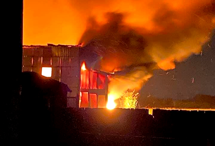  Cháy lớn thiêu rụi kho mùn cưa 1.000m2 ở TP Phổ Yên: Đến khoảng 3h sáng 6/9, đám cháy cơ bản được dập tắt. Trước đó, đêm 5/9, đám cháy lớn đã xảy ra tại xưởng chế biến mùn cưa của gia đình anh P.T.T., ở tổ dân phố Xây, phường Thuận Thành (TP Phổ Yên). Nguyên nhân ban đầu được xác định do chập điện từ hệ thống máy móc trong xưởng. Đám cháy thiêu rụi gần như toàn bộ kho mùn cưa rộng khoảng 1.000m2 và một số máy móc, thiết bị chế biến mùn cưa, rất may không gây thiệt hại về người.