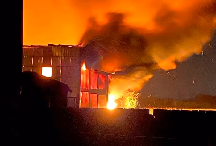  Cháy lớn thiêu rụi kho mùn cưa 1.000m2 ở TP Phổ Yên: Đến khoảng 3h sáng 6/9, đám cháy cơ bản được dập tắt. Trước đó, đêm 5/9, đám cháy lớn đã xảy ra tại xưởng chế biến mùn cưa của gia đình anh P.T.T., ở tổ dân phố Xây, phường Thuận Thành (TP Phổ Yên). Nguyên nhân ban đầu được xác định do chập điện từ hệ thống máy móc trong xưởng. Đám cháy thiêu rụi gần như toàn bộ kho mùn cưa rộng khoảng 1.000m2 và một số máy móc, thiết bị chế biến mùn cưa, rất may không gây thiệt hại về người.