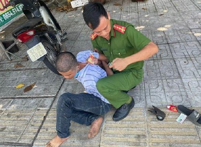  Trộm xe máy của công an, mang đi tiêu thụ thì bị bắt: Sáng 6/9, Công an tỉnh Quảng Nam cho hay, vừa bắt giữ đối tượng trộm xe máy của một cán bộ Phòng Cảnh sát Môi trường. Đối tượng khai nhận tên Hồ Ngọc Trường (21 tuổi, trú xã Tam Dân, huyện Phú Ninh), đã thực hiện hành vi trộm xe máy trên vào khoảng 8h30 ngày 4/9 để bán lấy tiền tiêu xài. Khi đang trên đường mang xe đi bán thì bị công an phát hiện, bắt giữ.