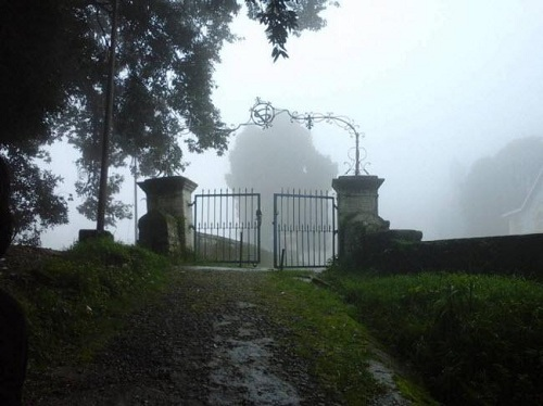 Hành lang của ngôi trường trong rừng được cho là có tiếng bước chân ngay cả khi trường đóng cửa vào kỳ nghỉ hè.