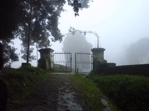 Hành lang của ngôi trường trong rừng được cho là có tiếng bước chân ngay cả khi trường đóng cửa vào kỳ nghỉ hè.