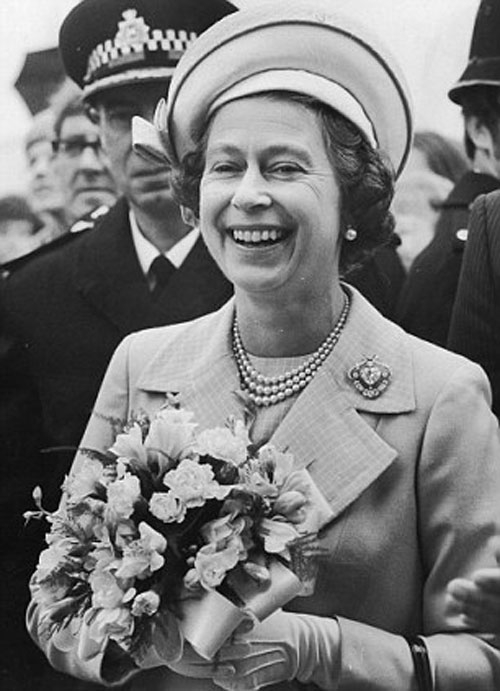 12. “Thế giới không phải là nơi dễ chịu nhất. Rốt cục thì ba mẹ bạn cũng sẽ bỏ bạn ở lại nơi đó và sẽ không còn ai bảo vệ bạn một cách vô điều kiện. Bạn cần phải học cách đứng dậy vì chính bản thân mình và vì những niềm tin. Thỉnh thoảng bạn cũng phải "đá đít" một vài người nào đó (xin lỗi vì ngôn ngữ của tôi).